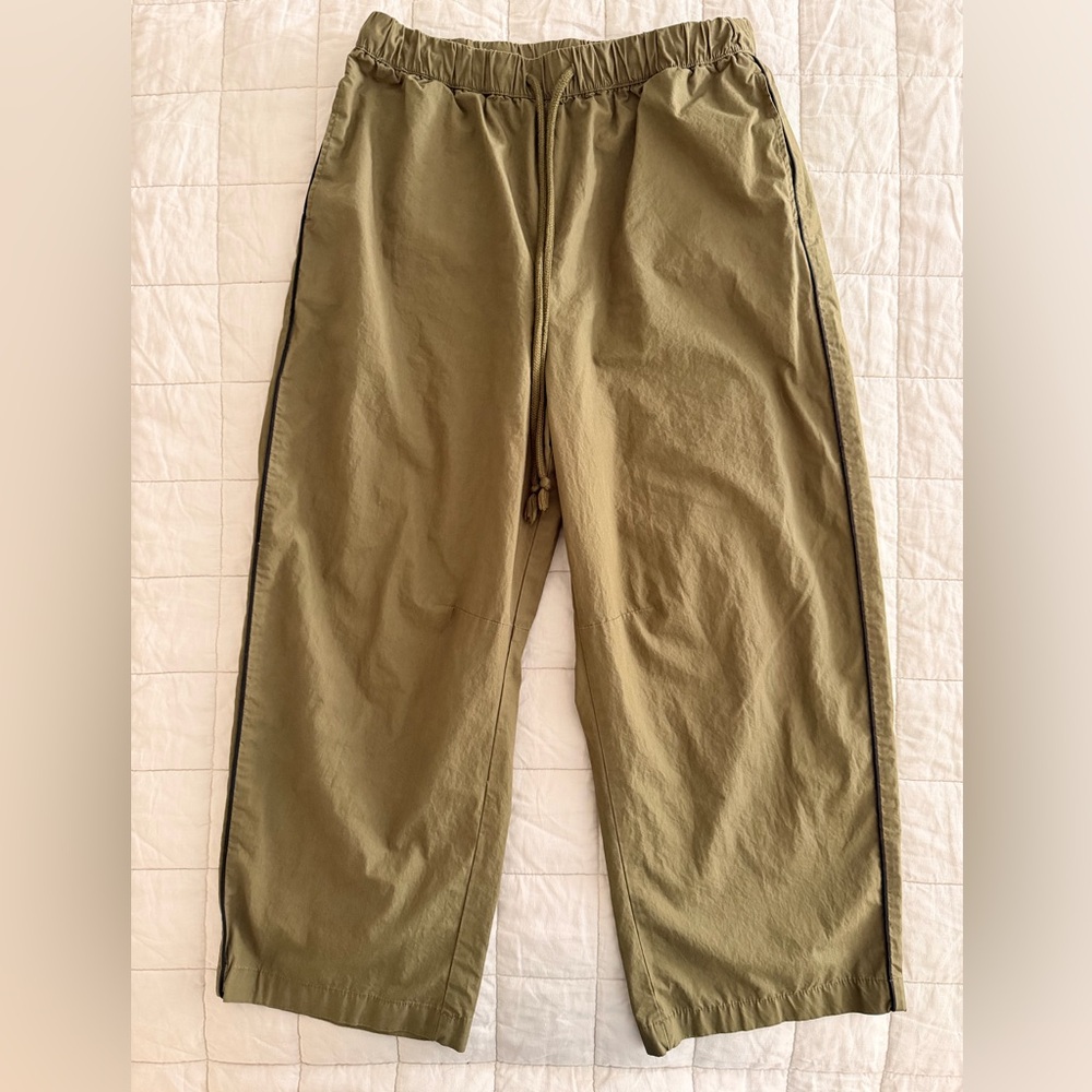 Future Collective - Size M - Casual Green Barrel Pants
